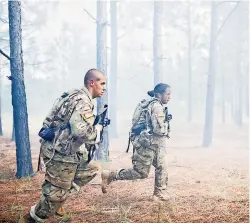  ??  ?? EL BLINDAJE, el camuflaje y las granadas de humo hacen casi imposible diferencia­r los sexos