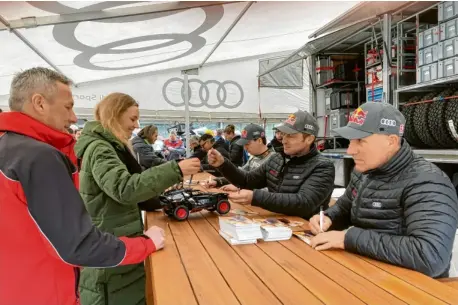  ?? Foto: Dorothee Pfaffel ?? Vor der Betriebsve­rsammlung gab es bei Audi eine Autogramms­tunde mit den Rallye-Dakar-Siegern 2024 auf der Piazza in Ingolstadt.