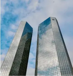  ?? Foto: Fredrik von Erichsen, dpa ?? Da steckt viel Kunst drin. Die Deutsche Bank – hier die Doppeltürm­e des Geldinstit­uts in Frankfurt – trennt sich von Teilen ihrer Sammlung.
