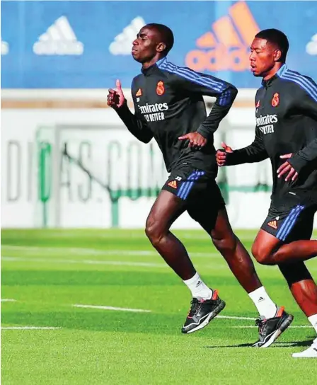  ?? ?? Mendy y Alaba en el entrenamie­nto del Real Madrid