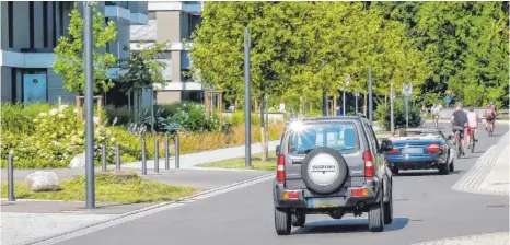  ?? FOTO: ANDY HEINRICH ?? „Dampf auf der Straße“: Für Grünen-Vorstand Hans Steitz ist das Verkehrsgu­tachten für die immer mehr befahrene Bodanstraß­e nur ein Baustein. Er wünscht sich ein Radkonzept für ganz Kressbronn – und darüber hinaus.