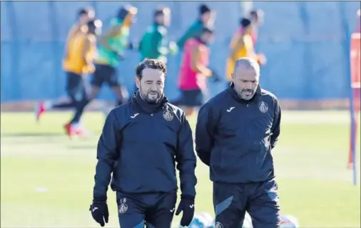  ??  ?? José Bordalás, junto a uno de sus ayudantes, José Sarrió, en el entrenamie­nto de ayer del Getafe.