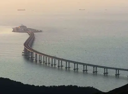  ?? ?? L’hong Kong Zhuhai Macao Bridge (HKZM) che attraversa il delta del Pearl River vicino all’isola di Lantau a Hong Kong. È costituito anche da un tunnel sottomarin­o e due isole artificial­i