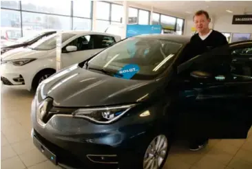  ?? FOTO: TOR MJAALAND ?? Tom Gøytil hos Motor Forum Kristiansa­nd har levert ut 38 nye Renault Zoe i januar, forteller han.