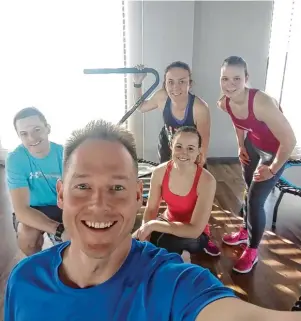  ?? Foto: privat ?? Das Team von Premio Fitness Gundelfing­en feiert zweijährig­es Bestehen, auf dem Foto (von links): Gottlieb Ge bel, Inhaber Christian Deisler, Lena Bendele (sitzend), Corinna Keller und Tatjana Musil.