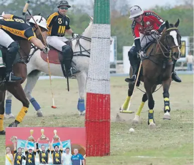  ??  ?? Arriba, imagen junto a un poste, en al línea de gol, en la final del XII Abierto de Polo. A la izquierda, la premiación a In Rivera, el equipo campeón