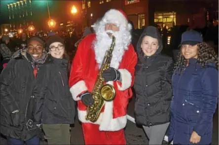  ?? JOSEPH PHELAN — JPHELAN@DIGITALFIR­STMEDIA.COM ?? Everybody wanted their picture taken with Sax-O-Claus.