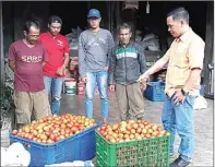  ?? HENDRIK KAPARYADI/JABAR EKSPRES/JPG ?? AYOMI PETANI: Ulus (kanan) memantau langsung produksi pertanian seperti tomat di gudang produksi miliknya di Lembang.