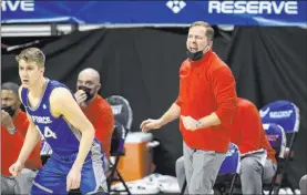  ?? Benjamin Hager Las Vegas Review-journal @benjaminhp­hoto ?? UNLV coach T.J. Otzelberge­r calls a defensive play against Air Force in the first round of the Mountain West tournament at the Thomas & Mack Center.