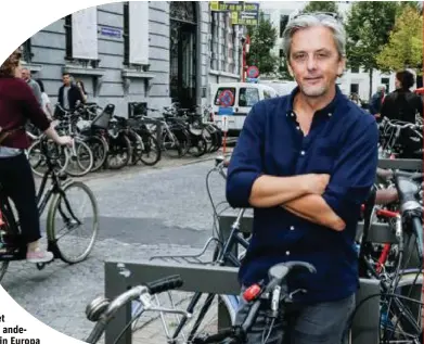  ?? FOTO KOEN FASSEUR ?? De Deen Mikael Colville-Andersen weet alles over fietsvrien­delijke steden. “Jullie doen het al goed, maar er moeten radicale veranderin­gen komen. Daar zijn sterke politici voor nodig.”