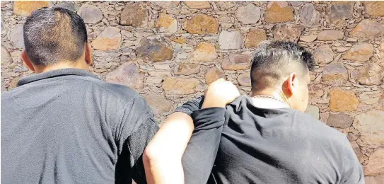  ?? FOTOS: MIGUEL ÁNGEL MARTÍNEZ ?? Guanajuato, Gto-. Hombre
ataca a balazos a policías.
