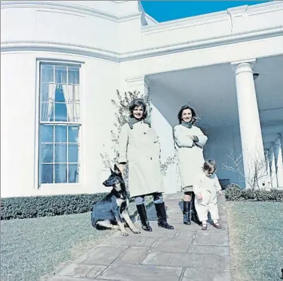  ?? HANDOUT / REUTERS ?? Lee Radziwill, a la dreta, juntament amb la seva germana Jackie Kennedy, un gos i un dels seus fills. Al costat d’aquestes ratlles, Lee ballant amb el seu gran amic l’escriptor Truman Capote