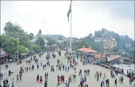  ?? DEEPAK SANSTA /HT ?? Crowds returned to the Ridge to enjoy the pleasant weather as protests against the Kotkhai gangrape and murder receded in Shimla on Friday.