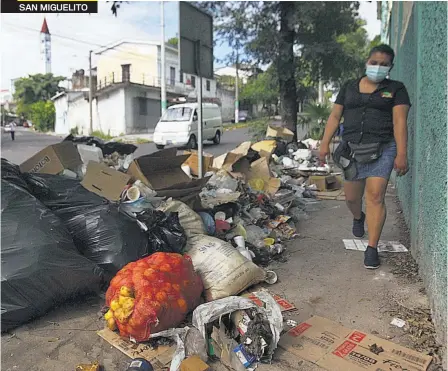  ??  ?? San Salvador 2 Desagüe Un promontori­o de desechos se creó en la avenida Las Mercedes justo sobre un desagüe de aguas lluvias. 3 Acera. Una mujer camina sobre una de las aceras del barrio San Miguelito la cual se ve bloqueada por la basura.