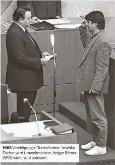  ?? FOTOS: DPA ?? 1985 Vereidigun­g in Turnschuhe­n: Joschka Fischer wird Umweltmini­ster, Holger Börner (SPD) wirkt nicht amüsiert.