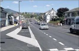  ??  ?? TRYGG: Den nyåpna gata gir god plass til myke trafikante­r ved siden av bilene.