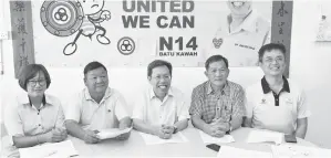  ??  ?? DR Sim bersama (dari kiri) Voon, Fang, Lim dan Tan pada sidang media di pejabat SUPP Cawangan Batu Kawa di Kuching.