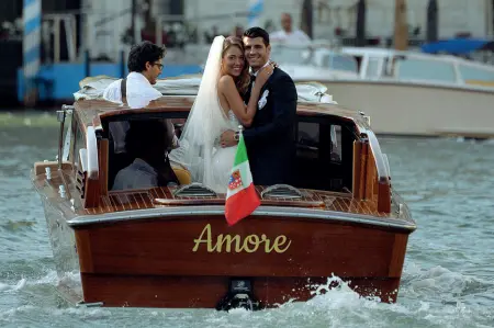  ?? ?? Anniversar­io Campello-morata, la coppia da 20 milioni di follower festeggia in laguna cinque anni di matrimonio
