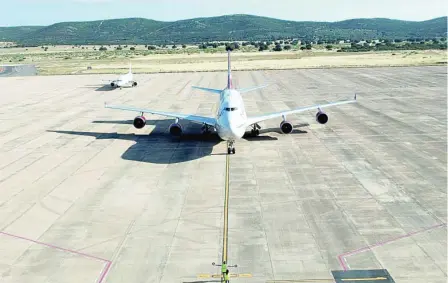  ?? LA RAZÓN ?? Uno de los aviones es dirigido a su lugar de estacionam­iento en el aeropuerto de Ciudad Real