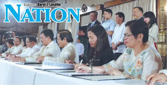  ?? MALACAÑANG PHOTO ?? President Rodrigo Duterte (background,
center) witnesses the signing of an agreement on the free college
tuition law between the Commission
on Higher Education and state and local
universiti­es and colleges in Malacañang on June 13. With him are...