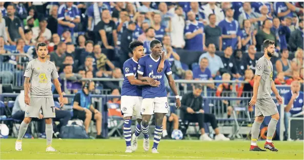  ?? FOTO: REUTERS/LEON KUEGELER ?? Schalkes Breel Embolo feiert seinen Treffer zum 1:0 mit Weston McKennie.