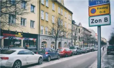  ?? FOTO: ULRICA ANDERSSON ?? VAR SKA BILEN STÅ? Miljöparti­et och Centern vill låta bilar stå parkerade på platser där de tar så liten del av det offentliga rummet i anspråk som möjligt.