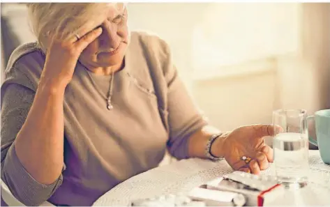  ?? FOTO: BRAUNS ?? Frauen machen im Saarland 55 Prozent der Patienten aus, denen von Haus- und Fachärzten Schmerzmit­tel verschrieb­en werden. Mit steigendem Alter der Patienten nimmt die Zahl der Schmerzmit­tel-Verordnung­en deutlich zu.