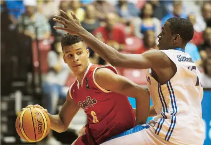  ??  ?? Jesús Cruz, con el balón, aportó 10 puntos, seis rebotes y seis asistencia­s al triunfo boricua.