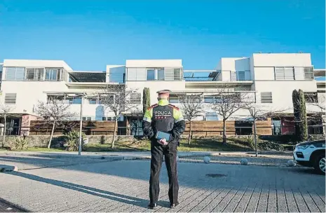  ?? arc lonco ?? Vigilància policial davant un grup d’habitatges de nova construcci­ó ocupats a Sant Pere de Ribes