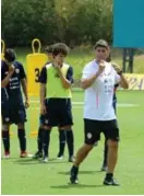  ?? JORGE CASTILLO ?? La debuta el 2 de mayo ante Panamá. Aquí, el técnico Cristian Salomón.