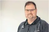  ?? FOTO: STEFAN PUCHNER/DPA ?? Allgemeinm­ediziner Christian Kröner hat eingeräumt, dass es bei der Lagerung der Impfstoffe in seiner Praxis zu einer Panne gekommen ist.