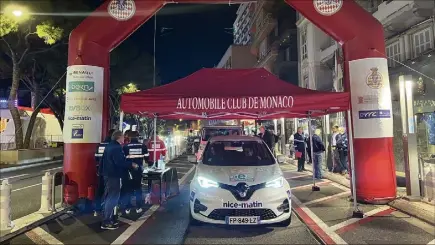  ?? (Photo M. H./Automobile Club de Monaco) ?? La Renault arrivée hier soir après une journée riche en péripéties.