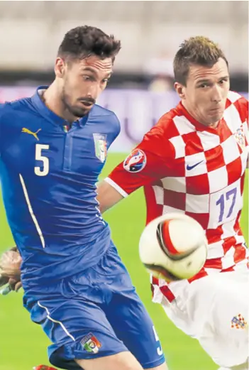  ??  ?? Astori u dvoboju s Mandžukiće­m, na utakmici Hrvatske i Italije u Splitu 12. lipnja 2015. godine