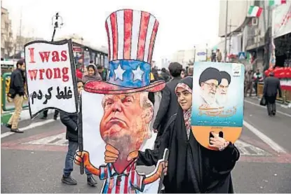  ?? (AP) ?? Anti-Trump. Una manifestan­te portaba carteles en contra del presidente norteameri­cano ayer en Teherán.