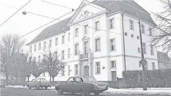  ??  ?? Das Foto zeigt das Amtsgerich­t an der Düsseldorf­er Straße in Ratingen um 1962