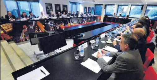  ??  ?? ERUPCIÓN. La Asamblea de la ACB, en la imagen en una de sus últimas reuniones, siempre da que hablar.