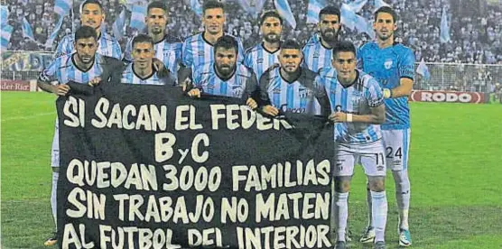  ??  ?? Atlético Tucumán. Los jugadores del Decano salieron con la bandera de apoyo, pero el presidente del club, Mario Leito, no estuvo de acuerdo.