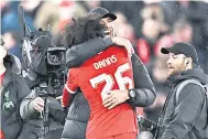  ?? — Gambar AFP ?? GEMBIRA: Klopp memeluk Danns pada perlawanan Piala FA Inggeris di antara Liverpool dan Southampto­n pada 28 Februari lalu.
