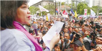  ?? AP FOTO ?? GOD’S WILL. Ousted Chief Justice Maria Lourdes Sereno speaks to supporters after the Supreme Court magistrate­s decided to favor the quo warranto petition against her.