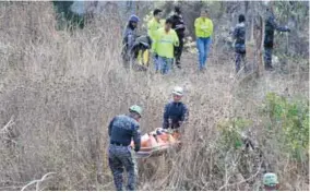  ??  ?? DESAPARECI­DO. En una camilla salió el cadáver, de quien fue visto por última vez con vida el sábado 07 de septiembre.