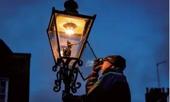  ?? Photo: VCG ?? A gas lamp lighter works on St John Smith Square in London, the UK.