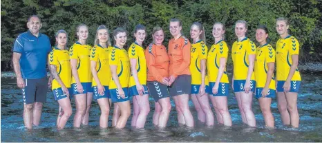  ?? FOTO: ALEXANDER HOTH ?? Gemeinsam sind sie stark, die Handballma­nnschaft der SG Argental beim Mannschaft­sfoto in der Argen. Der Fluss fließt direkt hinter der Turnhalle, in der das Team trainiert, gibt der Region auch den Namen.