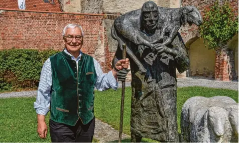  ?? Foto: Thorsten Jordan ?? Pfarrer Adelhelm Bals im Pfarrhof Mariä Himmelfahr­t. Er spricht auch über andere Formen des Priestertu­ms.