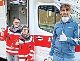  ?? MARCA ?? PEDULI: Javi Martinez bersama relawan Red Cross membantu warga Gruenwald, Muenchen, yang sulit mendapatka­n bahan makanan karena kebijakan social distancing.