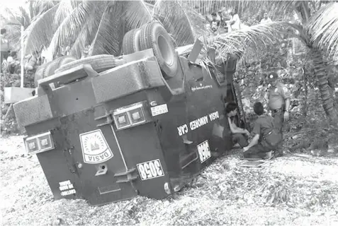  ?? PHOTO
CONTRIBUTE­D ?? An armored vehicle of Dasia Security Agency fell into a five-meter deep ravine in Barangay Panalipan, Catmon.