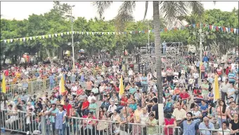  ??  ?? Mucha gente asistió ayer a la misa matutina del cuarto día del novenario en honor de la Virgen de los Milagros de Caacupé.