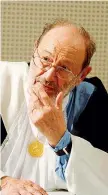  ??  ?? Massmediol­ogo Umberto Eco nel giugno 2015 mentre riceve la laurea ad honorem in Comunicazi­one e culture dei media a Torino (foto LaPresse). Nella foto grande: un’immagine dal Codice Chigi (XIII sec.)