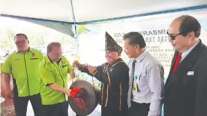  ??  ?? PAIRIN memalu gong sebagai tanda perasmian Muzium Mat Sator dan pelancaran Kraf Eksotika. Turut kelihatan Joseph (kanan), Sintiong (dua kanan) dan Thomas (kiri).