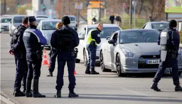  ??  ?? Photo ci-dessus :
Le 14 novembre 2015, au lendemain des attentats de Paris, des policiers français effectuent des contrôles à la frontière franco-allemande.
Face à la menace terroriste, le président François Hollande avait annoncé le rétablisse­ment...