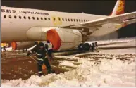  ??  ?? 8日晚大雪紛飛致南京­祿口國際機場跑道關閉，機場內在緊張進行掃雪­除冰工作。
（取材自中新網）